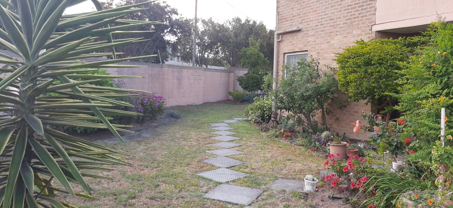To Let 2 Bedroom Property for Rent in Oakglen Western Cape